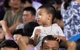 [Ảnh] Phụ huynh đội con nhỏ lên đầu cùng xem bóng đá ở Hàng Đẫy