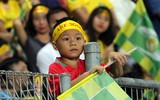 [Ảnh] Phụ huynh đội con nhỏ lên đầu cùng xem bóng đá ở Hàng Đẫy