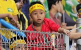 [Ảnh] Phụ huynh đội con nhỏ lên đầu cùng xem bóng đá ở Hàng Đẫy