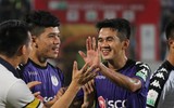 [ẢNH] Cầu thủ Hà Nội công kênh bầu Hiển, ăn mừng chức vô địch V-League 2018