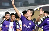 [ẢNH] Cầu thủ Hà Nội công kênh bầu Hiển, ăn mừng chức vô địch V-League 2018
