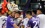 [ẢNH] Cầu thủ Hà Nội công kênh bầu Hiển, ăn mừng chức vô địch V-League 2018