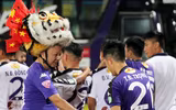 [ẢNH] Cầu thủ Hà Nội công kênh bầu Hiển, ăn mừng chức vô địch V-League 2018