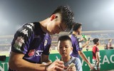 [Ảnh] Phụ huynh đội con nhỏ lên đầu cùng xem bóng đá ở Hàng Đẫy