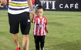 [Ảnh] Phụ huynh đội con nhỏ lên đầu cùng xem bóng đá ở Hàng Đẫy