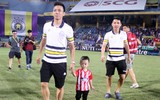 [Ảnh] Phụ huynh đội con nhỏ lên đầu cùng xem bóng đá ở Hàng Đẫy