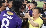 [ẢNH] Cầu thủ Hà Nội công kênh bầu Hiển, ăn mừng chức vô địch V-League 2018