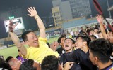 [ẢNH] Cầu thủ Hà Nội công kênh bầu Hiển, ăn mừng chức vô địch V-League 2018