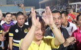 [ẢNH] Cầu thủ Hà Nội công kênh bầu Hiển, ăn mừng chức vô địch V-League 2018