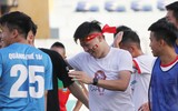 [ẢNH] Một CĐV Viettel lao xuống sân ăn mừng chức vô địch