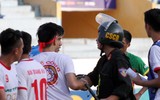 [ẢNH] Một CĐV Viettel lao xuống sân ăn mừng chức vô địch