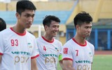 [Ảnh] Bùi Tiến Dũng cùng đồng đội vỡ òa cảm xúc trong ngày vô địch hạng Nhất