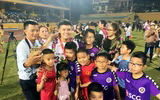 [ẢNH] Fan nữ xinh đẹp vây quanh cầu thủ Hà Nội trong ngày đăng quang