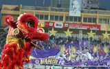 [ẢNH] Fan nữ xinh đẹp vây quanh cầu thủ Hà Nội trong ngày đăng quang