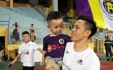[ẢNH] Fan nữ xinh đẹp vây quanh cầu thủ Hà Nội trong ngày đăng quang