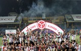 [ẢNH] Fan nữ xinh đẹp vây quanh cầu thủ Hà Nội trong ngày đăng quang