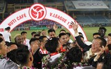 [ẢNH] Fan nữ xinh đẹp vây quanh cầu thủ Hà Nội trong ngày đăng quang