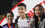 [ẢNH] Fan nữ xinh đẹp vây quanh cầu thủ Hà Nội trong ngày đăng quang