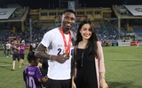 [ẢNH] Fan nữ xinh đẹp vây quanh cầu thủ Hà Nội trong ngày đăng quang