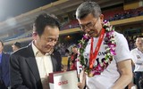 [ẢNH] Fan nữ xinh đẹp vây quanh cầu thủ Hà Nội trong ngày đăng quang