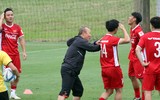 [ẢNH] Thầy Park đá bóng 