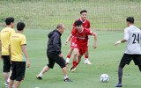 [ẢNH] Thầy Park đá bóng 