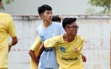 [ẢNH] 10 phút trên sân của Đào Vương Thành, cầu thủ chỉ có 1 tay