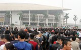 [ẢNH] Ngàn người chầu chực dưới mưa chờ mua vé trận Việt Nam - Malaysia