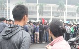 [ẢNH] Ngàn người chầu chực dưới mưa chờ mua vé trận Việt Nam - Malaysia