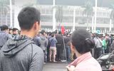 [ẢNH] Ngàn người chầu chực dưới mưa chờ mua vé trận Việt Nam - Malaysia