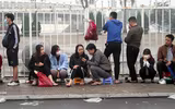 [ẢNH] Ngàn người chầu chực dưới mưa chờ mua vé trận Việt Nam - Malaysia