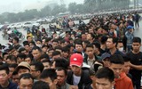 [ẢNH] Ngàn người chầu chực dưới mưa chờ mua vé trận Việt Nam - Malaysia