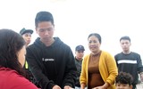 [ẢNH] Ngàn người chầu chực dưới mưa chờ mua vé trận Việt Nam - Malaysia