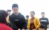 [ẢNH] Ngàn người chầu chực dưới mưa chờ mua vé trận Việt Nam - Malaysia