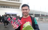 [ẢNH] Ngàn người chầu chực dưới mưa chờ mua vé trận Việt Nam - Malaysia