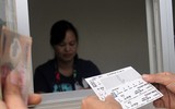 [ẢNH] Ngàn người chầu chực dưới mưa chờ mua vé trận Việt Nam - Malaysia