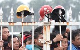 [ẢNH] Ngàn người chầu chực dưới mưa chờ mua vé trận Việt Nam - Malaysia