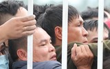 [ẢNH] Ngàn người chầu chực dưới mưa chờ mua vé trận Việt Nam - Malaysia