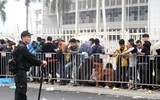 [ẢNH] Ngàn người chầu chực dưới mưa chờ mua vé trận Việt Nam - Malaysia