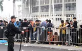[ẢNH] Ngàn người chầu chực dưới mưa chờ mua vé trận Việt Nam - Malaysia