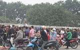 [ẢNH] Ngàn người chầu chực dưới mưa chờ mua vé trận Việt Nam - Malaysia