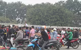 [ẢNH] Ngàn người chầu chực dưới mưa chờ mua vé trận Việt Nam - Malaysia