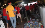 Cổ động viên tiếp lửa trên sân Mỹ Đình trong cuộc đấu với Malaysia