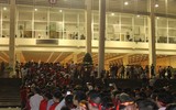 Cổ động viên tiếp lửa trên sân Mỹ Đình trong cuộc đấu với Malaysia
