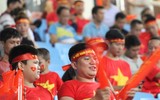 Cổ động viên tiếp lửa trên sân Mỹ Đình trong cuộc đấu với Malaysia