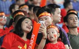 Cổ động viên tiếp lửa trên sân Mỹ Đình trong cuộc đấu với Malaysia