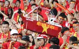 Cổ động viên tiếp lửa trên sân Mỹ Đình trong cuộc đấu với Malaysia