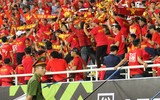 Cổ động viên tiếp lửa trên sân Mỹ Đình trong cuộc đấu với Malaysia