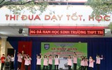 [ẢNH] Thầy cô trường Trương Định diễn văn nghệ góp vui trong lễ xuất quân