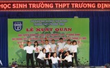 [ẢNH] Thầy cô trường Trương Định diễn văn nghệ góp vui trong lễ xuất quân
